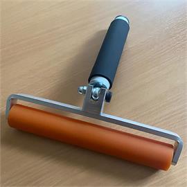 Hand roller L for the application of self-adhesive marking foils