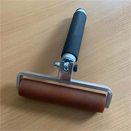 Hand roller M for the application of self-adhesive marking foils