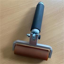 Large hand roller for the application of self-adhesive marking foils