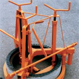 Manhole frame lifter mechanically for shafts with diameter approx. 625 mm