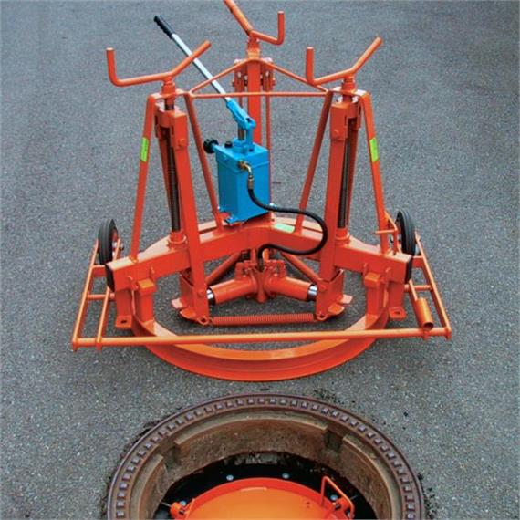 Manhole frame lifter partly hydraulically for shafts with a diameter of approx. 625 mm