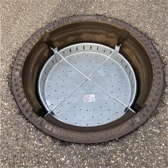 Mud flap with crossbar