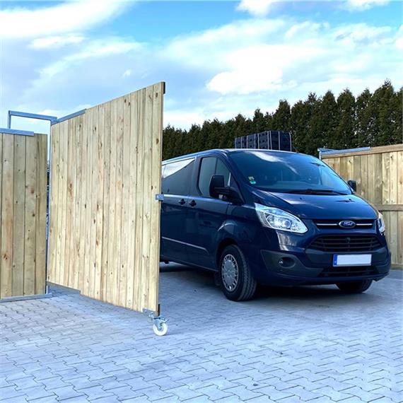 Puerta de valla de madera, de dos hojas, anchura de apertura aprox. 5 mtr. altura aprox. 2 mtr. que se puede cerrar con candado