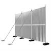 Rozpórka podtrzymująca stabilizuje ułożone jedno na drugim ogrodzenia trapezowe